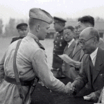 Председатель президиума Верховного Народного Собрания КНДР Ким Ду-Бон вручает советским солдатам медали "За освобождение Кореи". 1948 г.