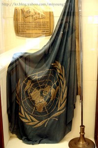 Флаг ООН. Экспонат музея в Южной Корее.