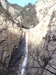 Водопад на горе Кымгансан. фото: onekorea.ru
