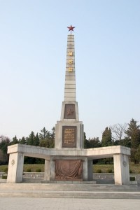 Обелиск в честь воинов павших при освобождении Северной Кореи