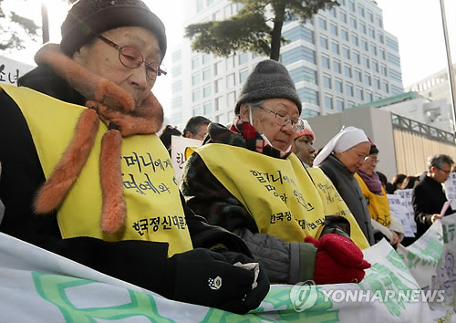 Последние "comfort women" с группой юных сторонниц проводят пикет возле японского посольства в Сеуле. Фото: Рёнхап