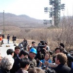 КНДР показала свою космическую ракету журналистам