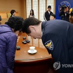 Начальник Главного полицейского управления РК Чо Хён О приносит лицные извинения родственникам убитой девушки в штаб-квартире полицейского управления в Сеуле. Фото: Yonhap
