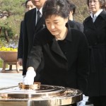 Лидер правящей партии после победы на выборах проводит ритуал благодарности предкам на Нциональном кладбище в Сеуле. 12 апреля 2012 года. Фото: Yonhap