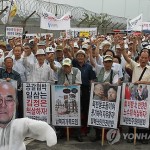Активисты южнокорейских право-консервативных организаций, таких ка Ассоциация Корейских Ветеранов, устроили митинг протеста в Панмунждом по случаю возвращения Ро му хена. Фото: Yonhap