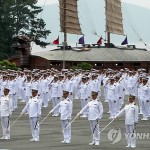 130 кадетов южнокорейской Военно-Морской Академии перед отправкой в 105-дневный учебный поход по 10 странам мира, в том числе США, Россия, Китай и Колумбия. В походе участвуют эсминец Yi Sun-shin и вспомогательный транспорт Dae Cheong.