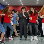 Кандидат в президенты Пак Кын Хе танцует "Каннамский стиль". Фото: Yonhap News