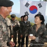 Кандидат в президенты Южной Кореи уже примерила на себя военную форму. Фото: Yonhap News