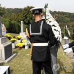 Министр иностранных дел Ким Сон Хван возложил венок на могилу вице-премьера Со Сок Чжуна погибшего в 1983 году в Рангуне, на Национальном кладбище в Сеуле 9 октября 2012 года. Фото: Yonhap News
