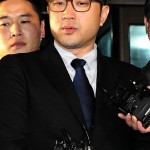 Сын президента Южной Кореи Ли Мен-Бака, Ли Си-Хён общается со СМИ после допроса. Фото: Yonhap News