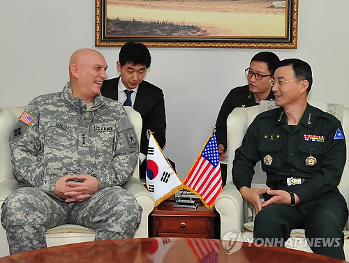 Американский генерал  Раймонд Одиерно провел переговоры со своим южнокорейским коллегой Чо Чжун Хваном. Фото: Ренхап
