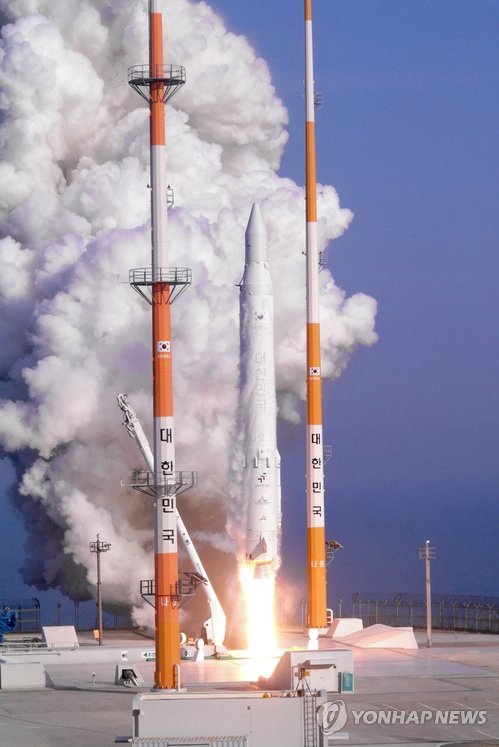 Старт ракеты-носителя "Наро" (KSLV-1). 30.01.2013. Фото: Рёнхап.