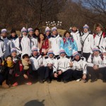 Команда хоккея на полу во время экскурсии в традиционную корейскую деревню. Фото: Special Olympics Russia
