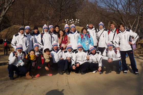 Команда хоккея на полу во время экскурсии в традиционную корейскую деревню. Фото: Special Olympics Russia