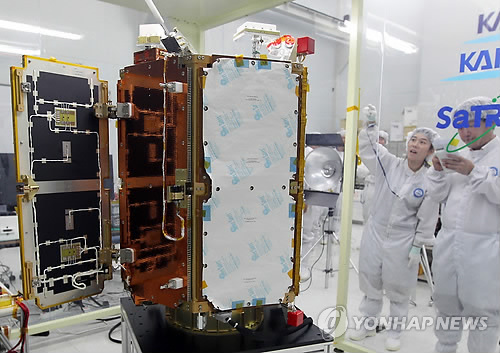 Южнокорейский спутник Science and Technology Satellite-2C (STSAT-2C). Фото: Рёнхап. 