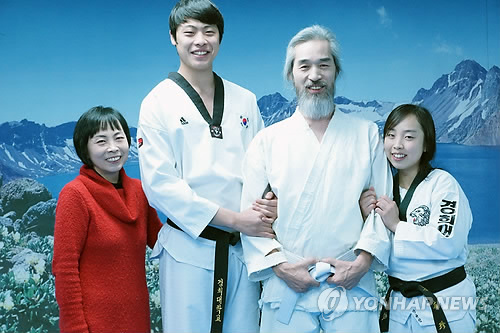 Сильна Корея семейными традициями. Тхэквондо мастер и его семья. Фото: Рёнхап.