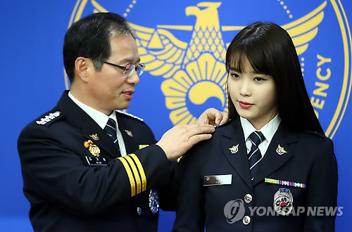K-pop исполнительница IU стала почетным сотрудником полиции. Фото: Рёнхап. 