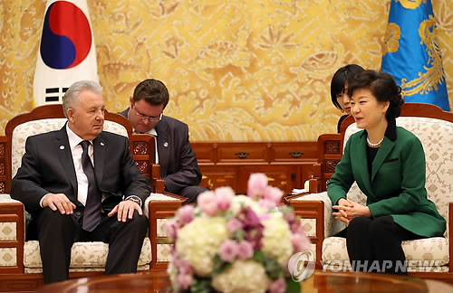 Президент Южной Кореи Пак Кын Хе и российский министр по развитию Дальнего Востока Виктор Ишаев. Фото: Рёнхап