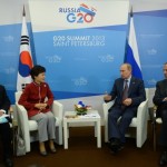 Президент Российской Федерации Владимир Путин (второй справа) и Президент Республики Корея Пак Кын Хе (вторая слева) во время встречи в рамках саммита «Группы двадцати» в Стрельне. Фото: G20russia.ru