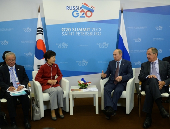 Президент Российской Федерации Владимир Путин (второй справа) и Президент Республики Корея Пак Кын Хе (вторая слева) во время встречи в рамках саммита «Группы двадцати» в Стрельне. Фото: G20russia.ru