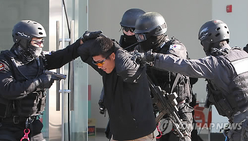 Учения полицейского спецназа Южной Кореи по борьбе с нарушителями "Закона о Национальной безопасности". Фото: Yonhap