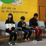 Южнокорейский певиц Мун Хи Чжун (문희준) выступает на мероприятии в Сеуле 21 января 2014 года, в целях содействия новой программы KBS, "Star Friend" с южнокорейской молодежью и их друзями, которые бежали из Северной Кореи. Фото: Yonhap