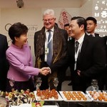 South Korean President Park Geun-hye (3rd from L) shakes hands with rapper Psy during a "Korea Night" banquet for foreign business leaders at a hotel in the Swiss ski resort town of Davos on Jan. 21, 2014. Park visited the town to attend the annual World Economic Forum after wrapping up her four-day state visit in Bern.(Yonhap)