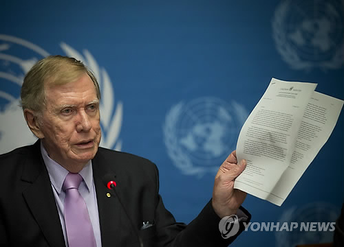 Майкл Кирби представляет доклада Независимой международной комиссии по расследованию нарушений прав человека в КНДР. 17 февраля 2014 года. Фото: Ренхап.