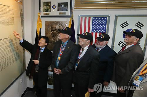 Американские ветераны войны в Корее посетили Южную Корею. Фото: Ренхап.