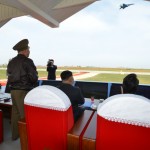 Ким Чен Ын вместе с супругой наблюдал за соревнованием военных летчиков