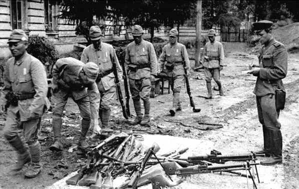 А это оригинальное фото легендарного фотокора Евгения Халдея. 28 августа 1945 года. "Солдаты японской армии сдают оружие".