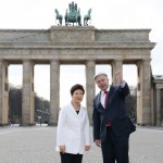 Президент РК Пак Кын Хе осмотрела Бранденбургские ворота
