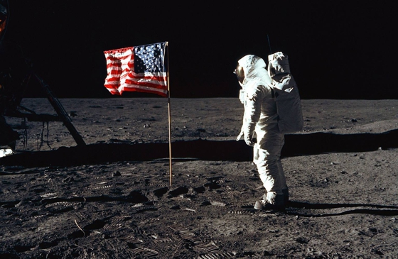 Нил Армстронг и Базз Олдрин устанавливают флаг США на Луне
