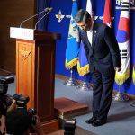 Глава Минобороны Южной Кореи извинился за инцидент с пересекшей границу шхуной из КНДР