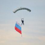 Двое россиян арестованы за прыжок с парашютом с небоскреба в Южной Корее