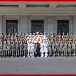 Ким Чен Ын сфотографировался на память с участниками военного парада в честь VIII съезда ТПК