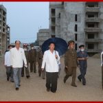 Ким Чен Ын руководил на месте строительством террасного жилого сектора на набережной реки Потхон