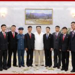Ким Чен Ын встретился с парнями, поехавшими по велению своего сердца на самые трудные участки работы