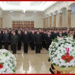По случаю 10-летия со дня кончины Ким Чен Ира кадры партии и правительства посетили Кымсусанский Дворец Солнца