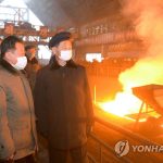 Премьер-министр Ким Док Хун ознакомился на месте с положением дел предприятий ведущих отраслей народного хозяйства