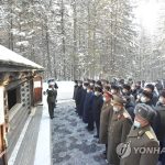 По случаю 80-летия со дня рождения кадры партии и правительства посетили родной дом Ким Чен Ира в Пэктусанском тайном лагере