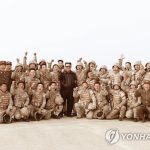 Ким Чен Ын сфотографировался на память с внесшими вклад в проведение испытательного запуска «Хвасонпхо-17»