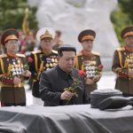 Ким Чен Ын посетил Кладбище участников Отечественной освободительной войны по случаю Дня Победы