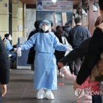 Более половины южнокорейцев обеспокоены новой волной COVID-19
