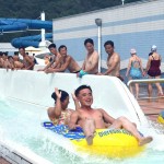 Иностранные туристы впервые получили возможность заниматься серфингом на пляжах КНДР