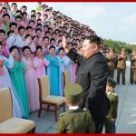 Ким Чен Ын сфотографировался с членами кружков художественной самодеятельности жен офицеров