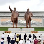 Бронзовым статуям Ким Ир Сена и Ким Чен Ира прислали корзины цветов семьи за границей