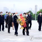 К бронзовым статуям Ким Ир Сена и Ким Чен Ира возложены корзины цветов