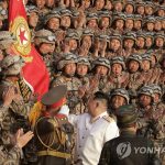 Ким Чен Ын сфотографировался на память с командирами и солдатами частей военного парада